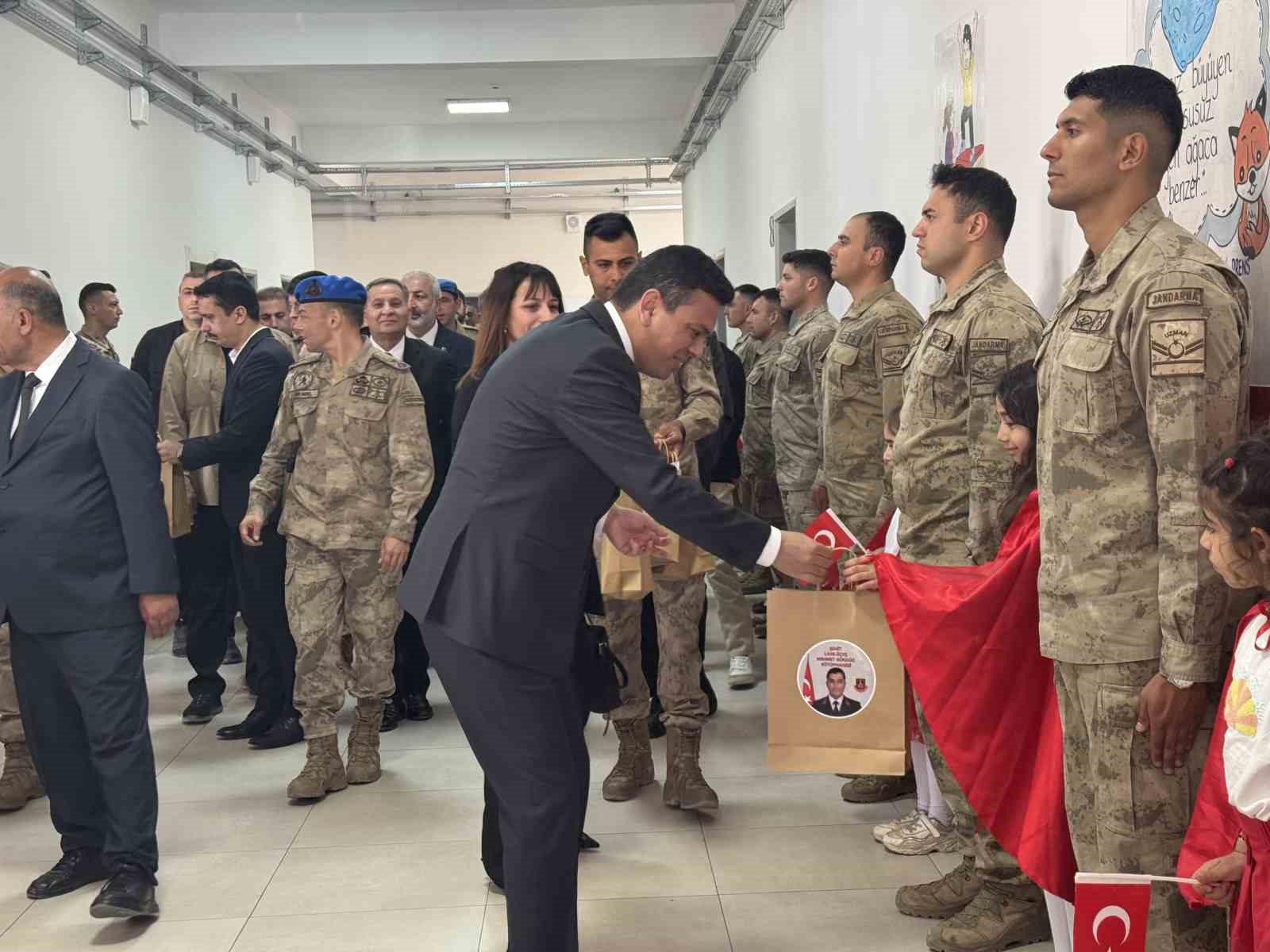 silah arkadaslari sehit astsubay mehmet gunduzun adini kutuphanede yasatiyor 5 Ce6dvPGh