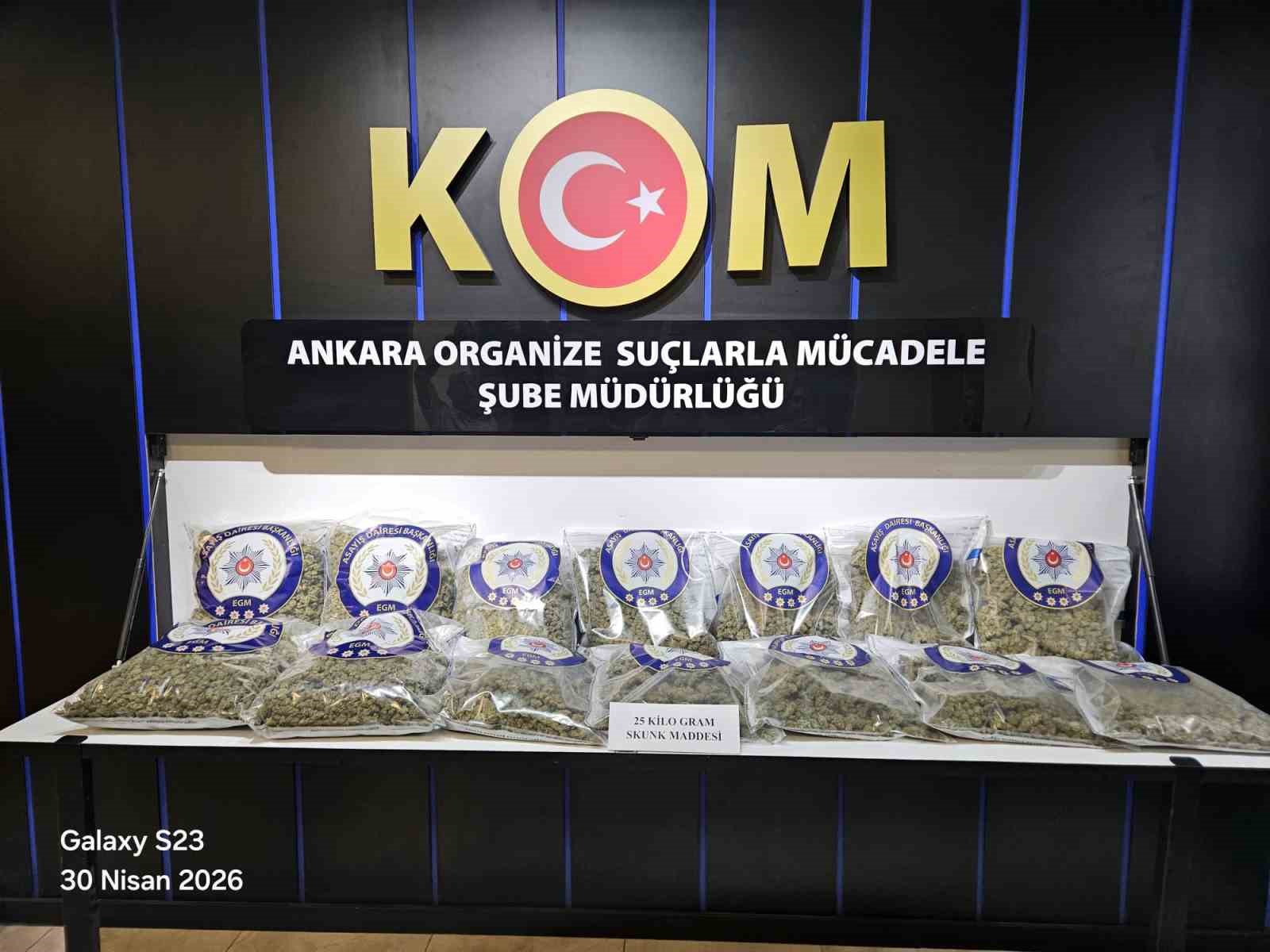 silah kacakciligi ihbarinda 25 kilogram uyusturucu yakalandi 0 vU1kW3PR