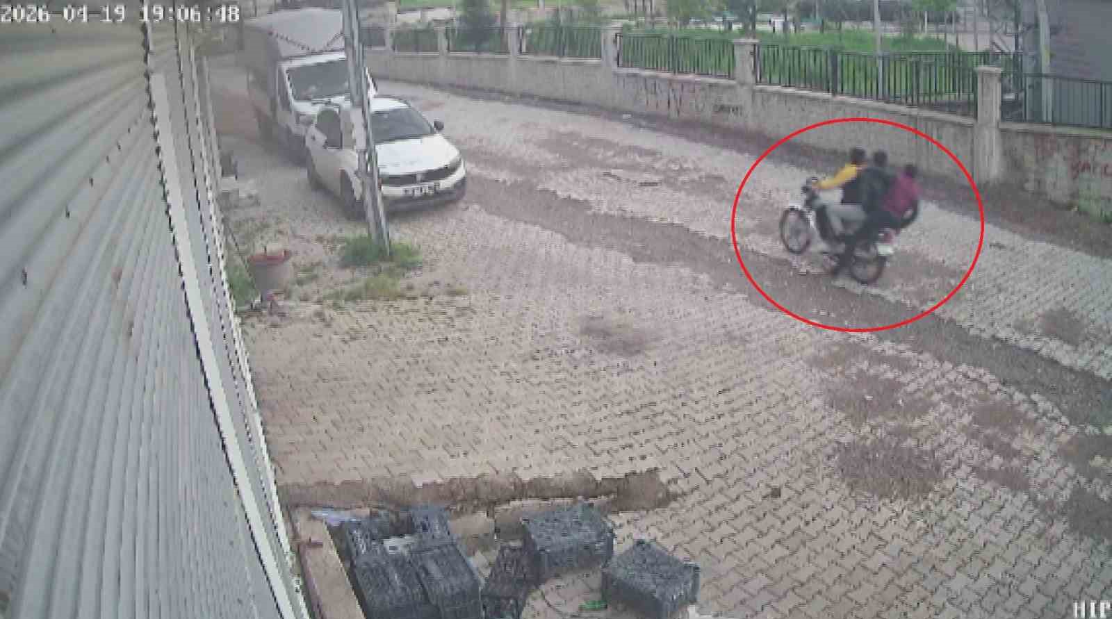 silahla cevreye defalarca ates eden 3 cocugun hayrete dusuren anlari kamerada 2 PB8al5kj