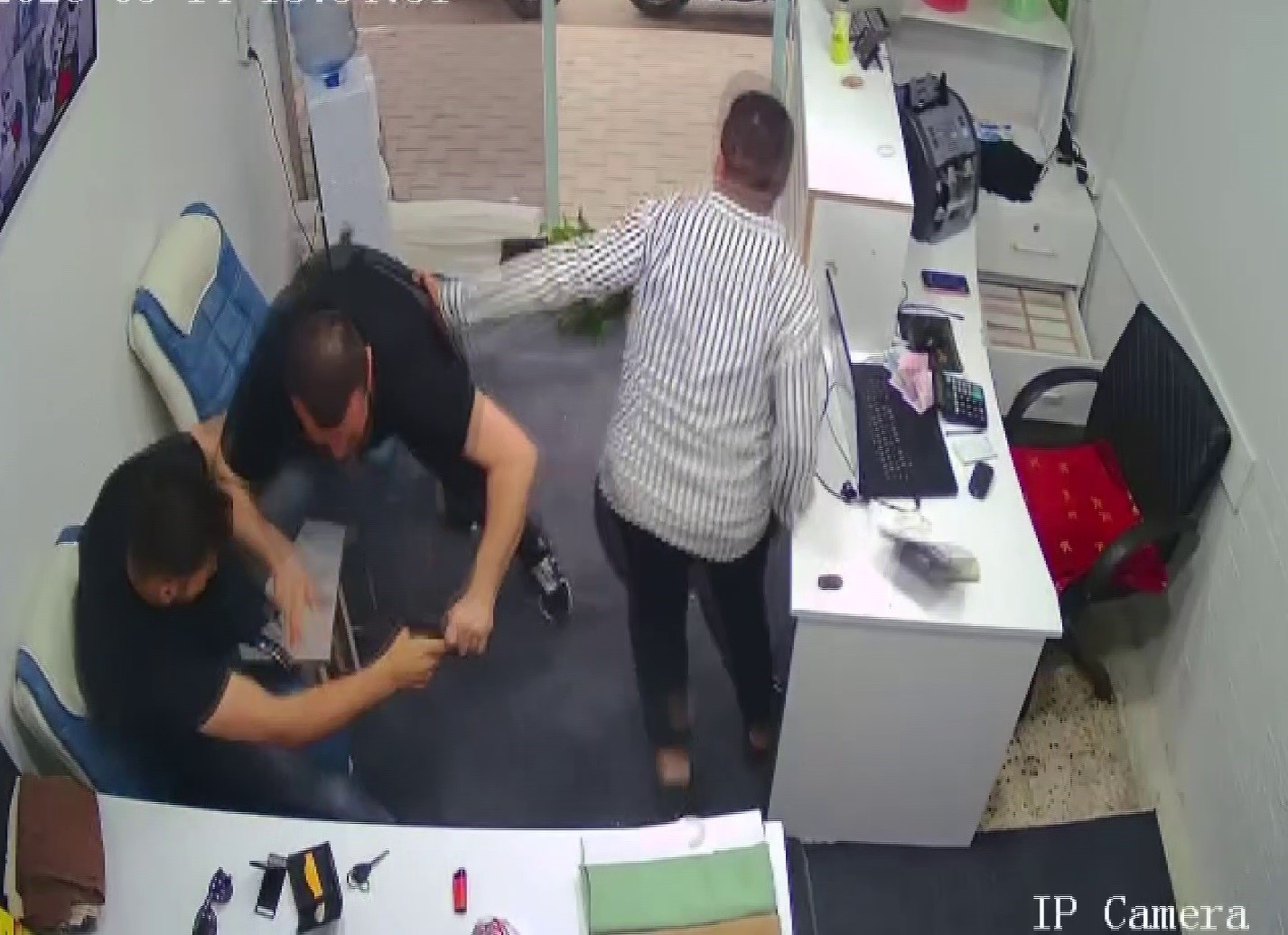 Silahla döviz bürosunu basan husumetlisine karşı boğuşarak hayatta kalmayı başardı 4 silahla doviz burosunu basan husumetlisine karsi bogusarak hayatta kalmayi basardi 0 wsMLeQDL