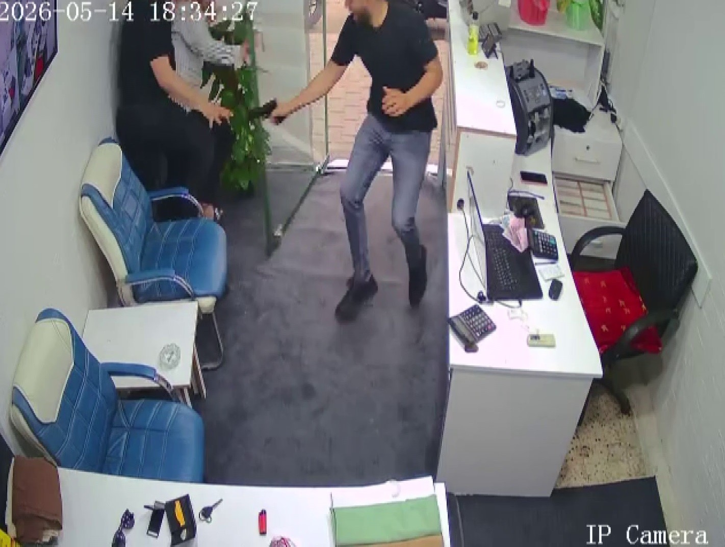 Silahla döviz bürosunu basan husumetlisine karşı boğuşarak hayatta kalmayı başardı 6 silahla doviz burosunu basan husumetlisine karsi bogusarak hayatta kalmayi basardi 2 I4jv7DzZ
