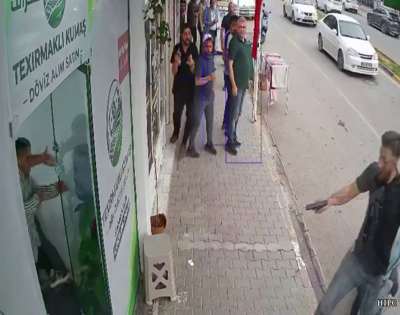Silahla döviz bürosunu basan husumetlisine karşı boğuşarak hayatta kalmayı başardı 7 silahla doviz burosunu basan husumetlisine karsi bogusarak hayatta kalmayi basardi 3