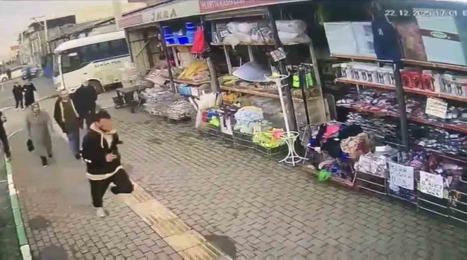 Silahla kovaladığı şahsa kurşun yağdırdı, kurşunların hedefi olmaktan böyle kurtuldu 5 silahla kovaladigi sahsa kursun yagdirdi kursunlarin hedefi olmaktan boyle kurtuldu 1