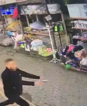 silahla-kovaladigi-sahsa-kursun-yagdirdi-kursunlarin-hedefi-olmaktan-boyle-kurtuldu-9cRpaK6n.jpg