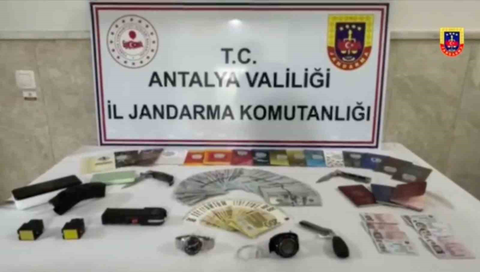 Silahla tehdit edilerek evine girilen kadının ellerini bağlayıp yüz tanıma sistemiyle hesabından 18 bin euro çektiler 7 silahla tehdit edilerek evine girilen kadinin ellerini baglayip yuz tanima sistemiyle hesabindan 18 bin MnF1pmlT