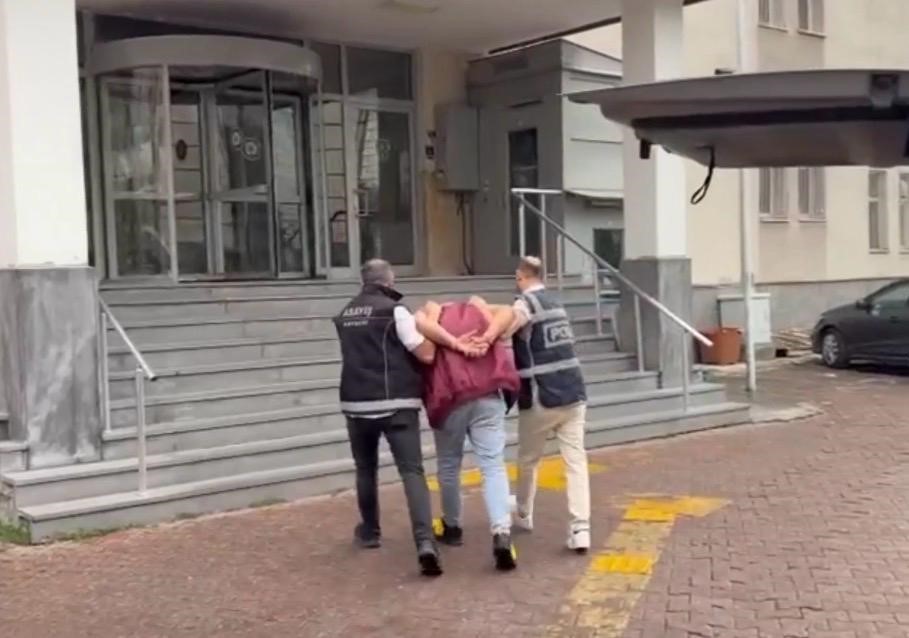 ‘Silahla tehdit’ suçundan 17 yıl kesinleşmiş hapsi bulunan şahıs yakalandı 4 silahla tehdit sucundan 17 yil kesinlesmis hapsi bulunan sahis yakalandi 0 u5INkvgL