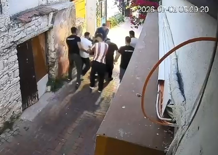 Silahla vurdukları adamı darbederek öldürdüler: Cinayet anı kamerada 4 silahla vurduklari adami darbederek oldurduler cinayet ani kamerada 0 kNXtJtuq