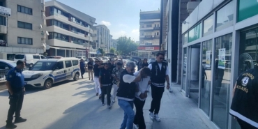 silahla-vurduklari-adami-darbederek-oldurduler-cinayet-ani-kamerada-SzYH26zq.jpg
