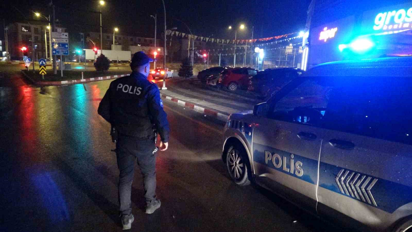 silahla yaralayip aracina aldigi sahsi yol kenarina atip kacti 0 PaaGJCvY