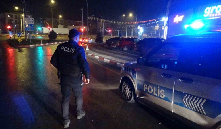 silahla-yaralayip-aracina-aldigi-sahsi-yol-kenarina-atip-kacti-ARkkYbca.jpg