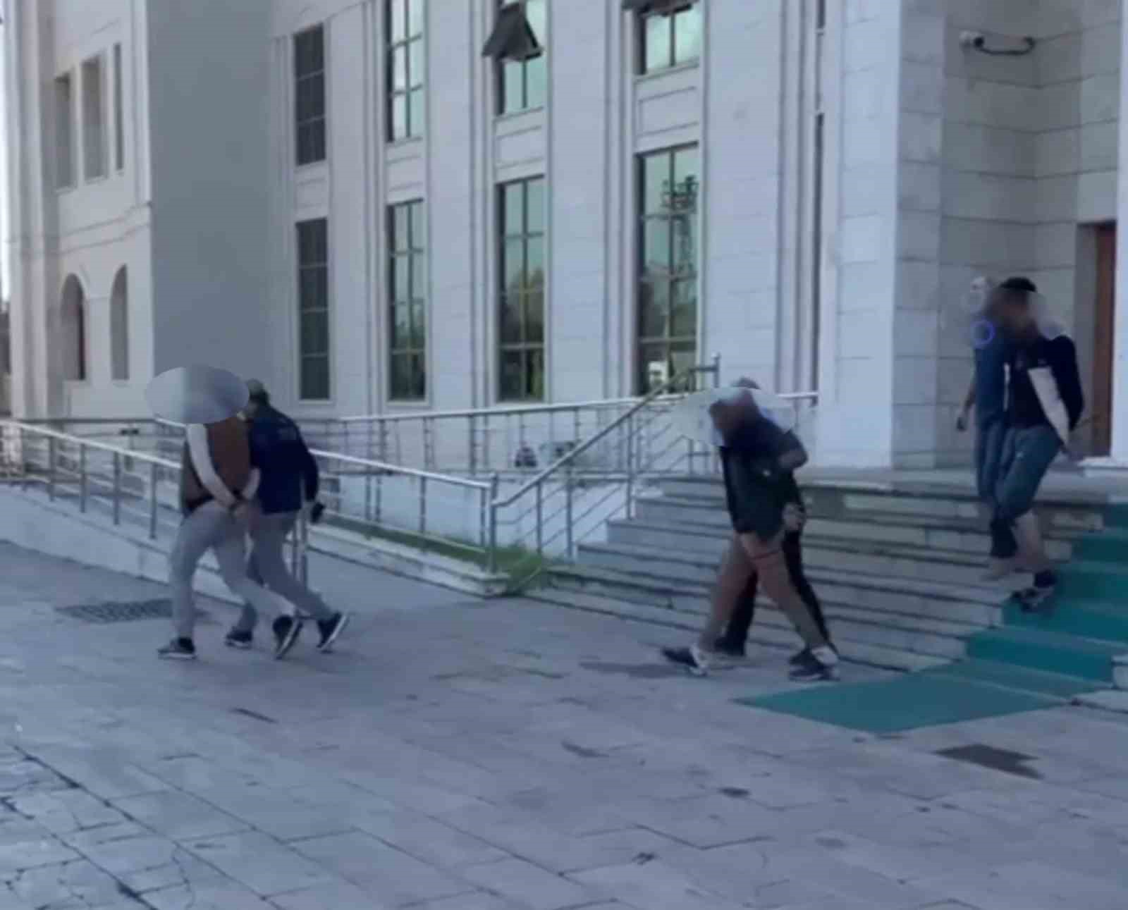 Silahlı faaliyetlere katılan 4 DEAŞ’lı tutuklandı 5 silahli faaliyetlere katilan 4 deasli tutuklandi 1 j5YniwvD