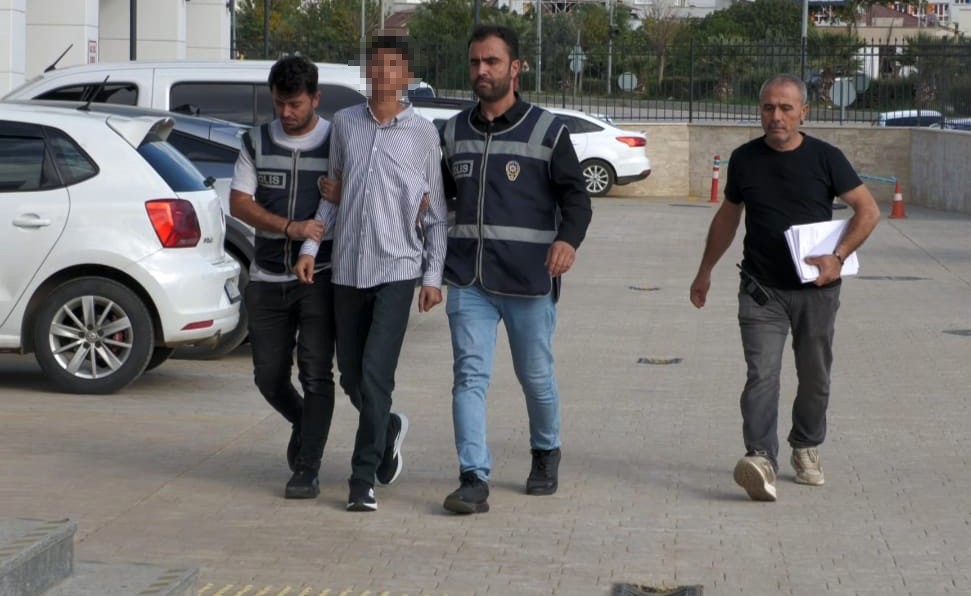 silahli saldiri sonrasinda kask ve silahini dusurmustu yakalanarak tutuklandi 0 FJryRbUv