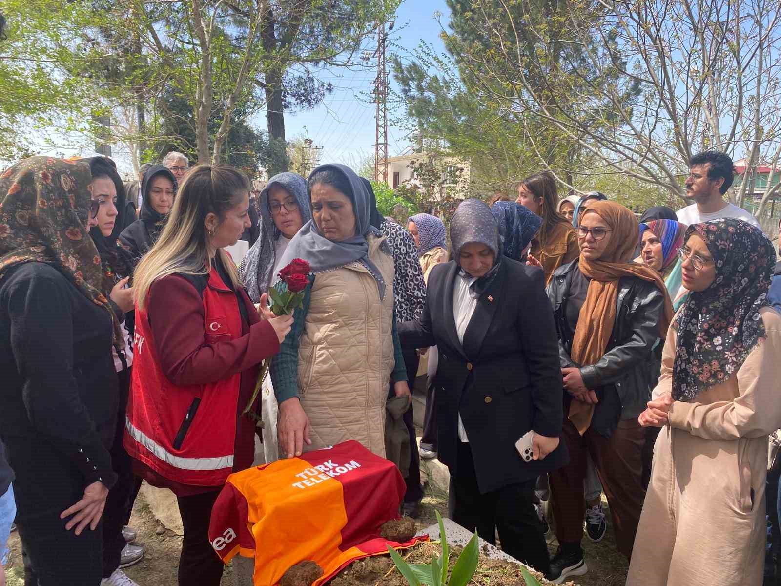 silahli saldirida hayatini kaybeden adnanin mezar tasina cok sevdigi galatasarayin formasi birakildi 0 ZCema344