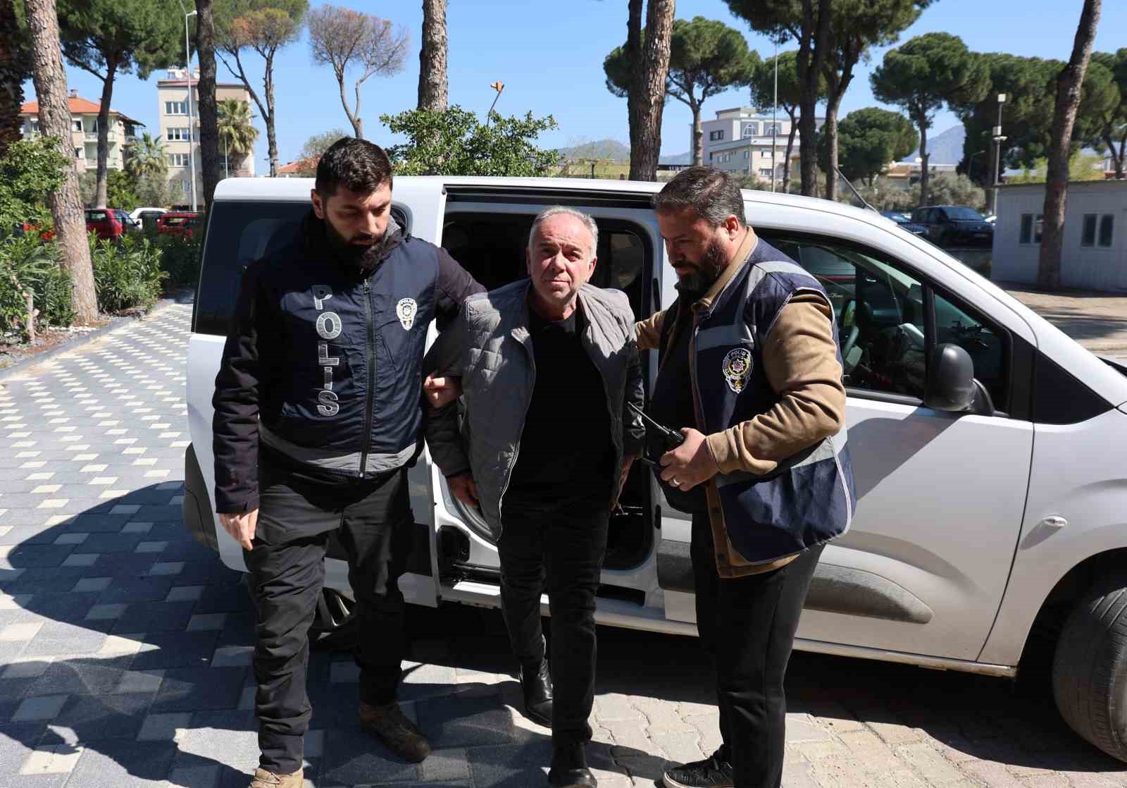 silahli saldiriyi gerceklestiren eski baskan adliyeye sevk edildi 0 I75rrTAp