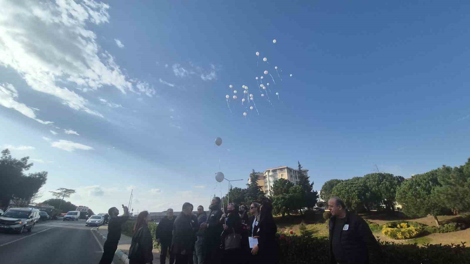 silanin hayatini kaybettigi yolda celenkler birakildi beyaz balonlar gokyuzune birakildi 0 vCFUKKrr