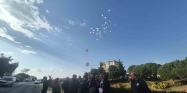 silanin-hayatini-kaybettigi-yolda-celenkler-birakildi-beyaz-balonlar-gokyuzune-birakildi-zbYKaX4d.jpg