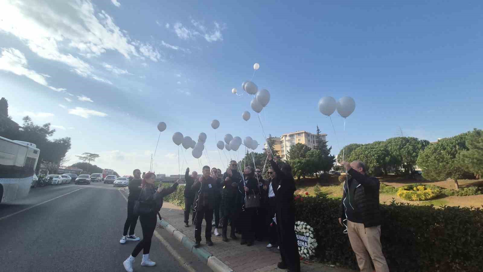 silanin hayatini kaybettigi yolda celenkler dizildi beyaz balonlar gokyuzune birakildi 1 V5npuz1X