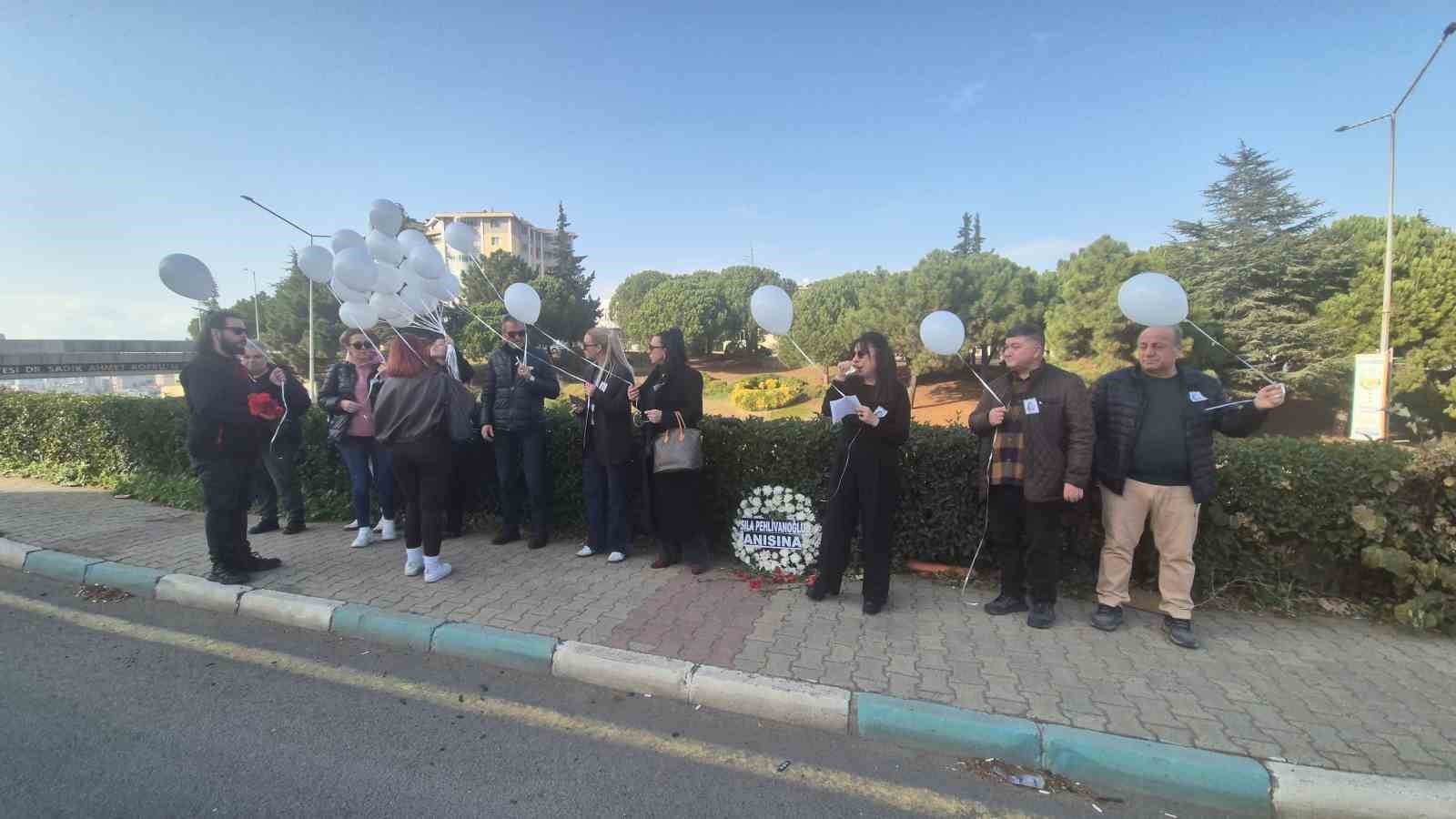 silanin hayatini kaybettigi yolda celenkler dizildi beyaz balonlar gokyuzune birakildi 3 8PU4YUAV