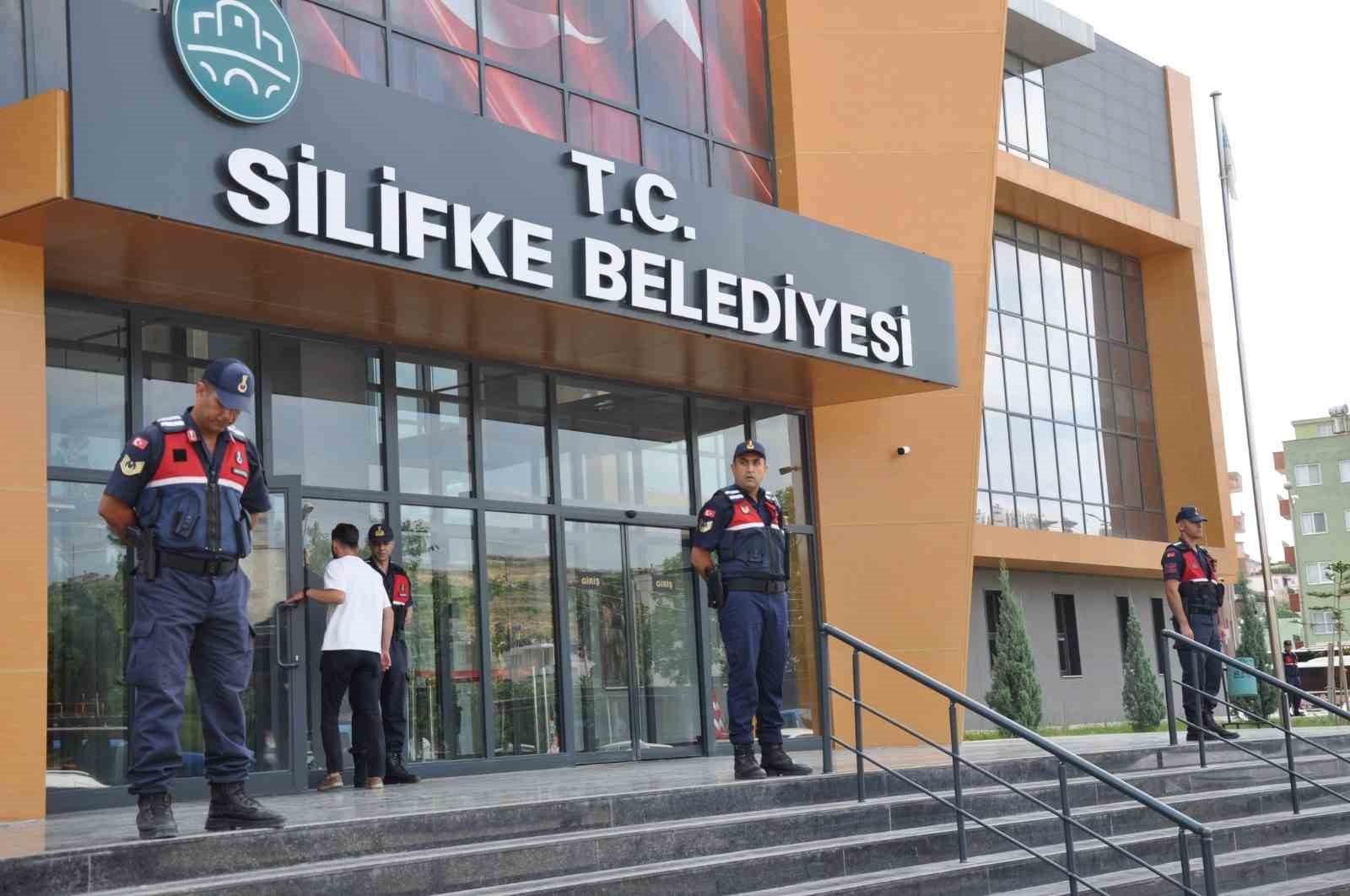 Silifke Belediyesine yolsuzluk operasyonu: Başkan Mustafa Turgut dahil 18 kişi gözaltında 4 silifke belediyesine yolsuzluk operasyonu baskan mustafa turgut dahil 18 kisi gozaltinda 0 XUHN3EHg