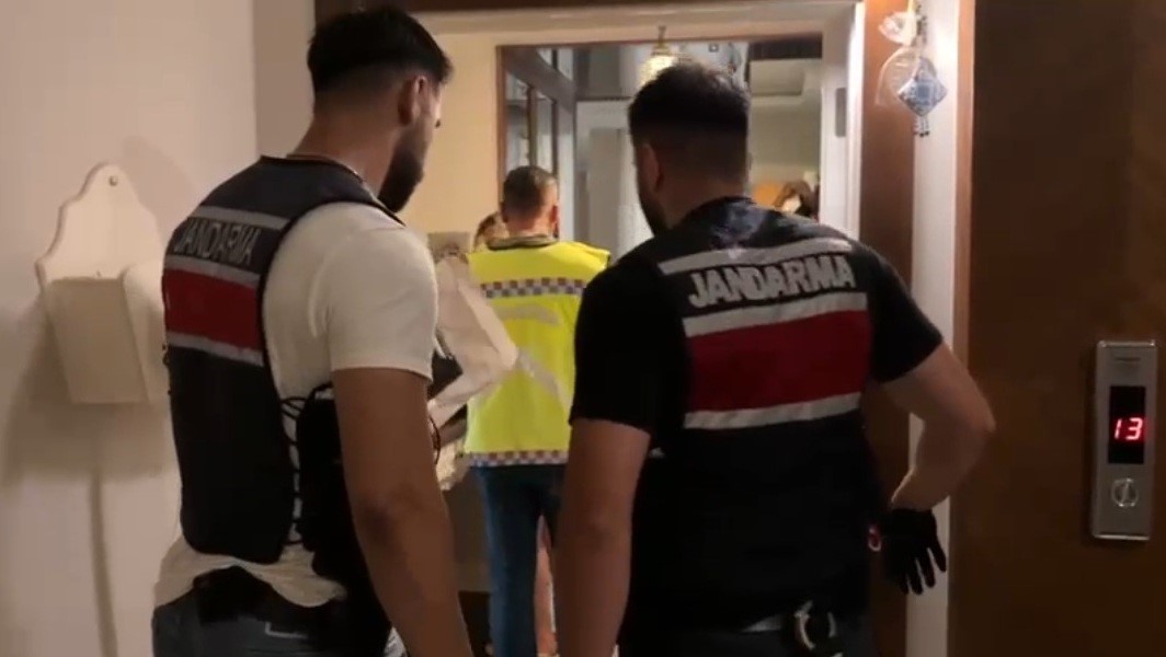 Silifke Belediyesine yolsuzluk operasyonu: Başkan Mustafa Turgut dahil 18 kişi gözaltında 7 silifke belediyesine yolsuzluk operasyonu baskan mustafa turgut dahil 18 kisi gozaltinda 3