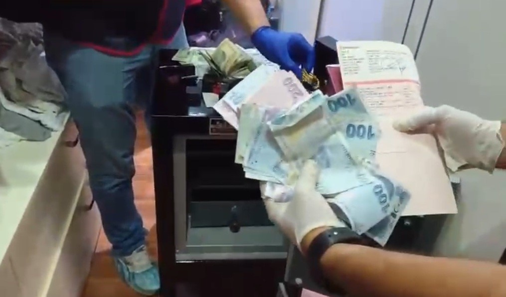 Silifke Belediyesine yolsuzluk operasyonu: Başkan Mustafa Turgut dahil 18 kişi gözaltında 8 silifke belediyesine yolsuzluk operasyonu baskan mustafa turgut dahil 18 kisi gozaltinda 4 7Fk6wLRz