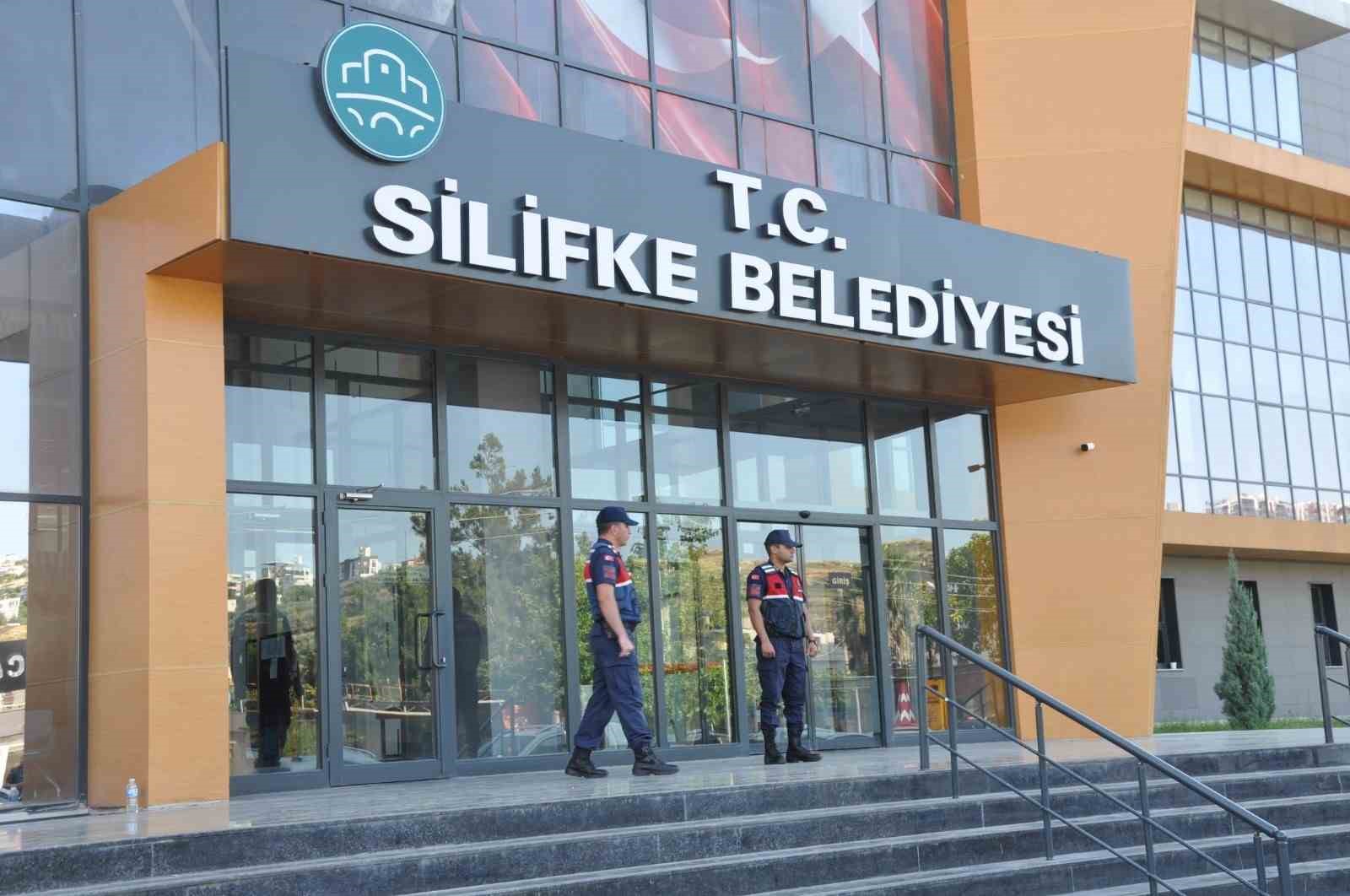 Silifke Belediyesine yolsuzluk operasyonu: Başkan Mustafa Turgut dahil 18 kişi gözaltında 9 silifke belediyesine yolsuzluk operasyonu baskan mustafa turgut dahil 18 kisi gozaltinda 5 bVHNnDGQ