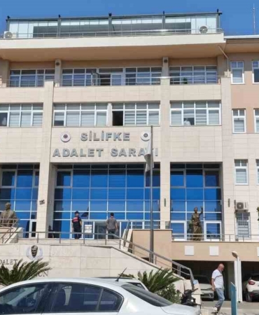 silifke-belediyesine-yonelik-operasyonda-gozaltina-alinan-19-supheli-adliyeye-sevk-edildi-YQCzaHEd.jpg