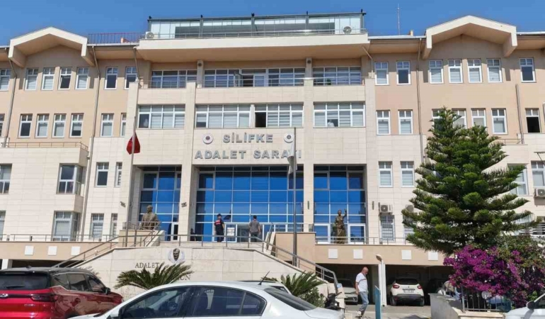silifke-belediyesine-yonelik-operasyonda-gozaltina-alinan-19-supheli-adliyeye-sevk-edildi-YQCzaHEd.jpg