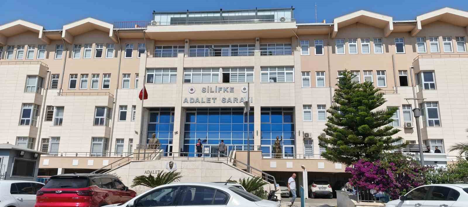 silifke-belediyesine-yonelik-operasyonda-gozaltina-alinan-19-supheli-adliyeye-sevk-edildi-YQCzaHEd.jpg
