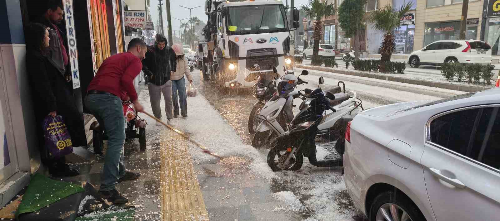 Silifke’de dolu felaketi: Sokaklar beyaza büründü, tarım alanları zarar gördü 8 silifkede dolu felaketi sokaklar beyaza burundu tarim alanlari zarar gordu 4 lRbcELbb