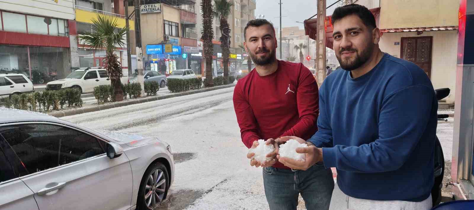 Silifke’de dolu felaketi: Sokaklar beyaza büründü, tarım alanları zarar gördü 9 silifkede dolu felaketi sokaklar beyaza burundu tarim alanlari zarar gordu 5 Anru2zf6