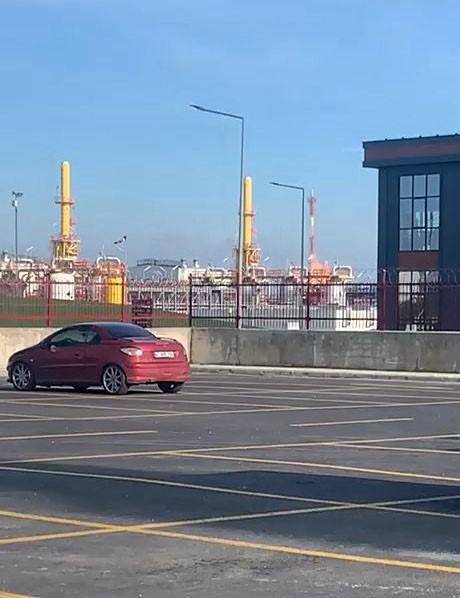 Silivri Botaş tesislerinde yangın ihbarı üzerine çok sayıda ekip bölgeye sevk edildi. Yangın nedeniyle tesislerin boşaltıldığı öğrenildi. 5 silivri botas tesislerinde yangin ihbari uzerine cok sayida ekip bolgeye sevk edildi yangin nedeniyle a9IIky3w
