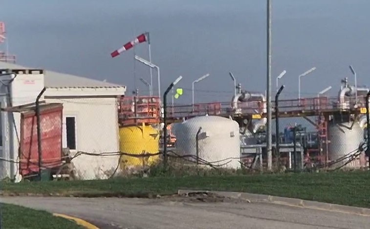 Silivri Botaş tesislerinde yangın ihbarı üzerine çok sayıda ekip bölgeye sevk edildi. Yangın nedeniyle tesislerin boşaltıldığı öğrenildi. 4 silivri botas tesislerinde yangin ihbari uzerine cok sayida ekip bolgeye sevk edildi yangin nedeniyle