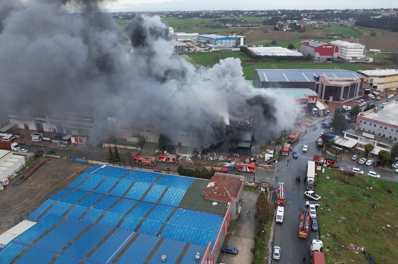 silivri kablo ve insaat malzemeleri ureten fabrikada yangin cikti 0 l89PgGqt