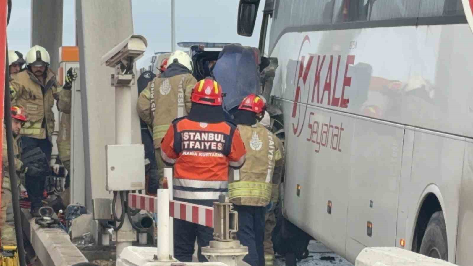 silivri kuzey marmara otoyolunda feci kaza yolcu otobusuyle otomobil carpisti 3 1uT31amH