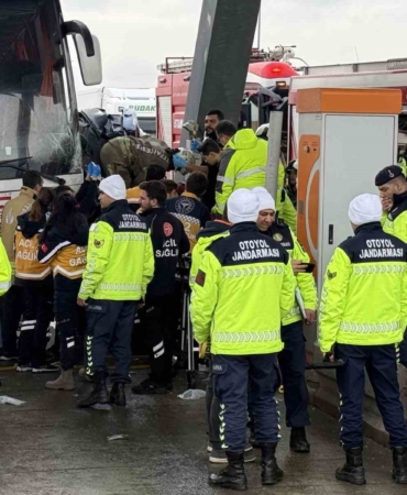 silivri-kuzey-marmara-otoyolunda-feci-kaza-yolcu-otobusuyle-otomobil-carpisti-uyBYMKMu.jpg