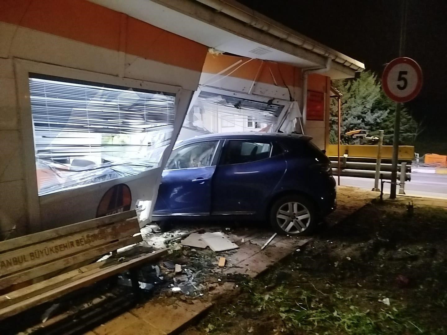 Silivri’de akollü sürücü kantar binasına çarptı: 1 ölü 4 silivride akollu surucu kantar binasina carpti 1 olu 0