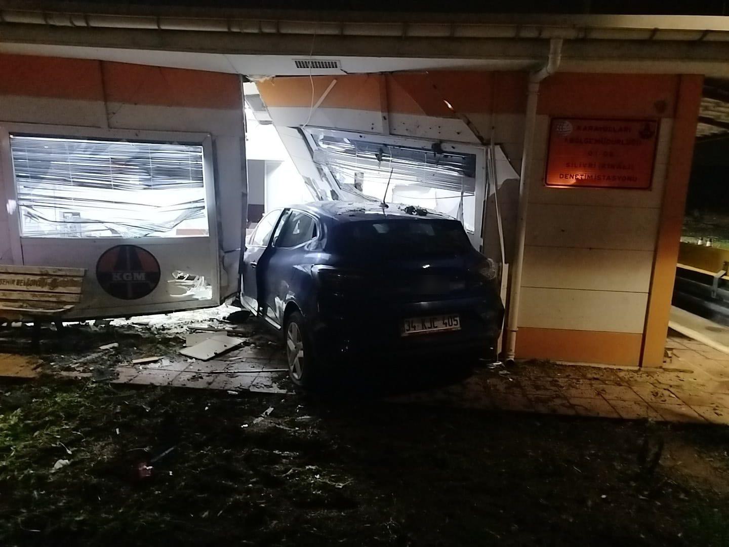 Silivri’de akollü sürücü kantar binasına çarptı: 1 ölü 5 silivride akollu surucu kantar binasina carpti 1 olu 1 5EpFzkem