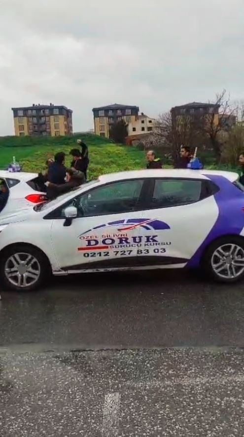 Silivri’de direksiyon sınavını geçemeyen sürücü, babası ile birlikte eğitmene saldırdı 5 silivride direksiyon sinavini gecemeyen surucu babasi ile birlikte egitmene saldirdi 1 bl5CyLeh