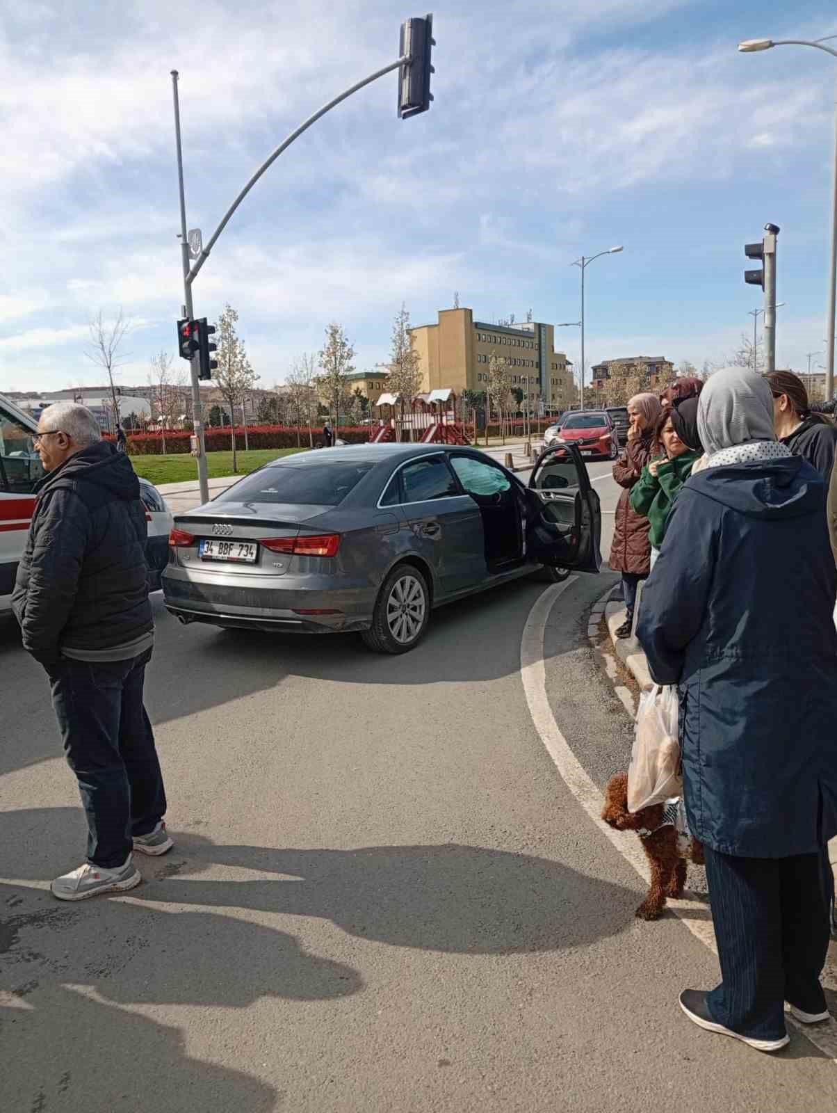 Silivri’de ışık ihlali yapan otomobil sürücüsü, motosikletle çarpıştı 5 silivride isik ihlali yapan otomobil surucusu motosikletle carpisti 1 y9AQ72Gw