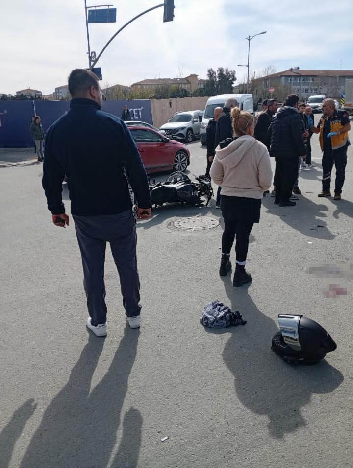 Silivri’de ışık ihlali yapan otomobil sürücüsü, motosikletle çarpıştı 7 silivride isik ihlali yapan otomobil surucusu motosikletle carpisti 3
