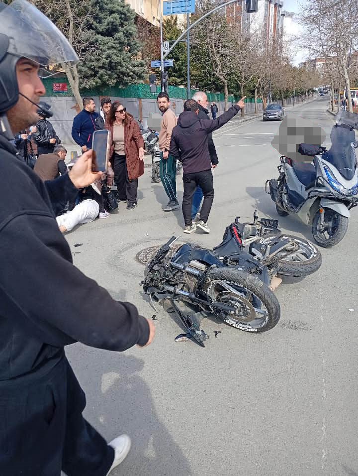 Silivri’de ışık ihlali yapan otomobil sürücüsü, motosikletle çarpıştı 8 silivride isik ihlali yapan otomobil surucusu motosikletle carpisti 4 Qg27pYwX
