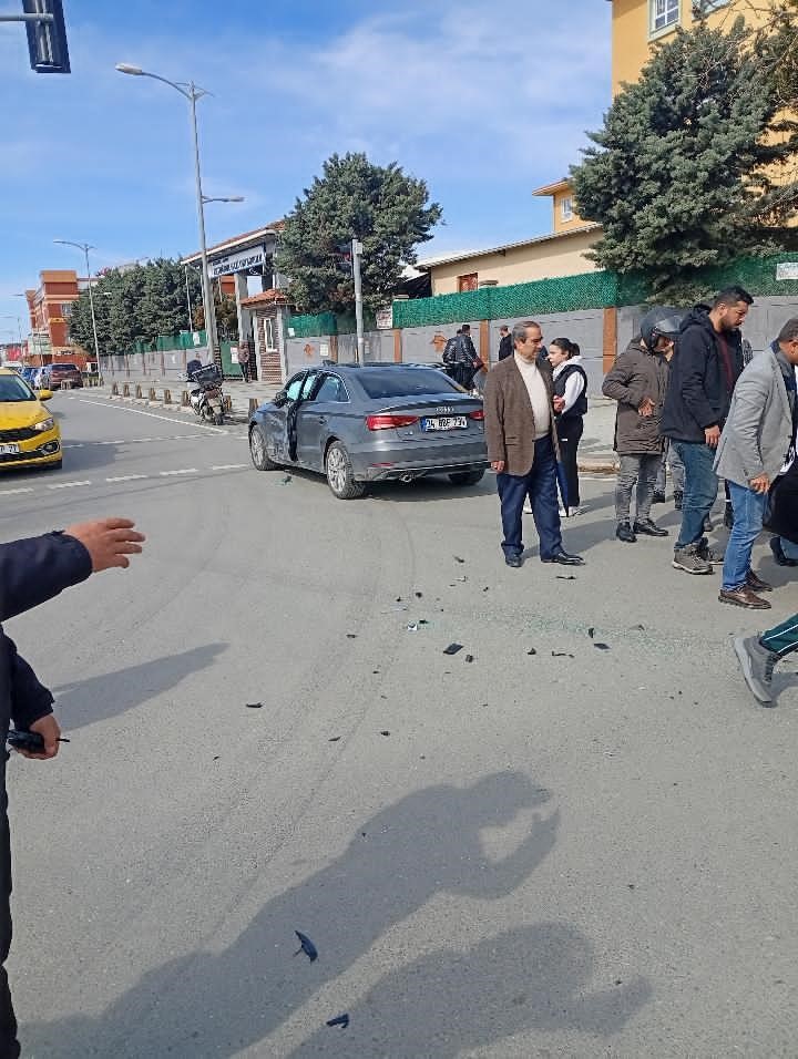 Silivri’de ışık ihlali yapan otomobil sürücüsü, motosikletle çarpıştı 9 silivride isik ihlali yapan otomobil surucusu motosikletle carpisti 5