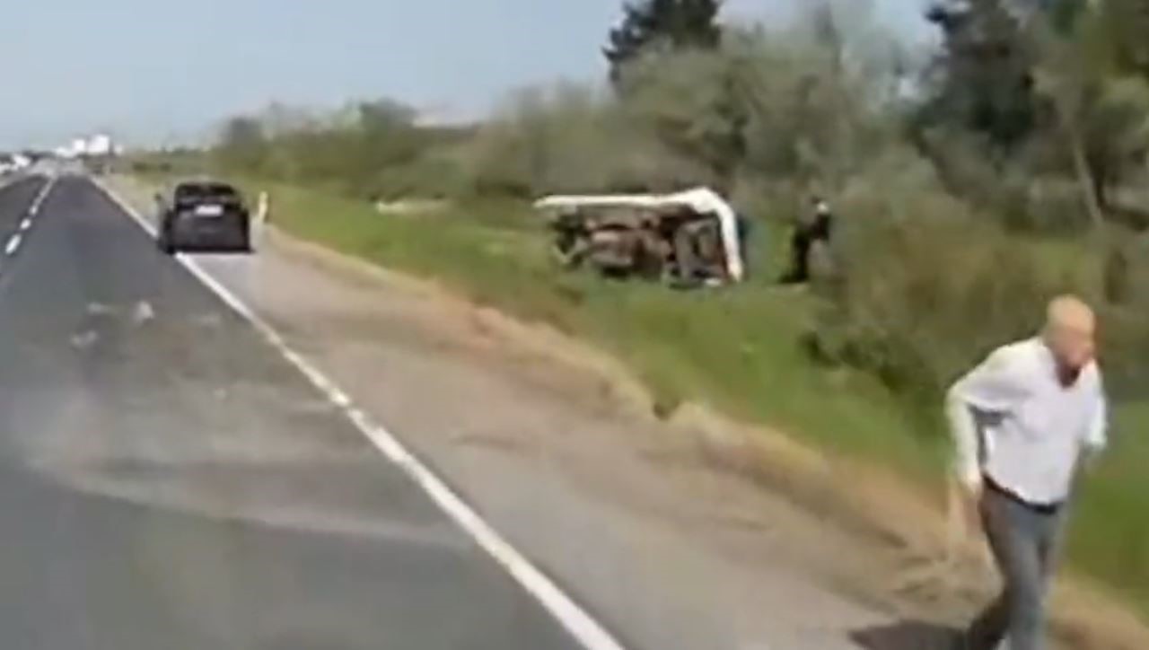 Silivri’de kontrolden çıkan kamyonet yan yattı 4 silivride kontrolden cikan kamyonet yan yatti 0 pLs4C5aj