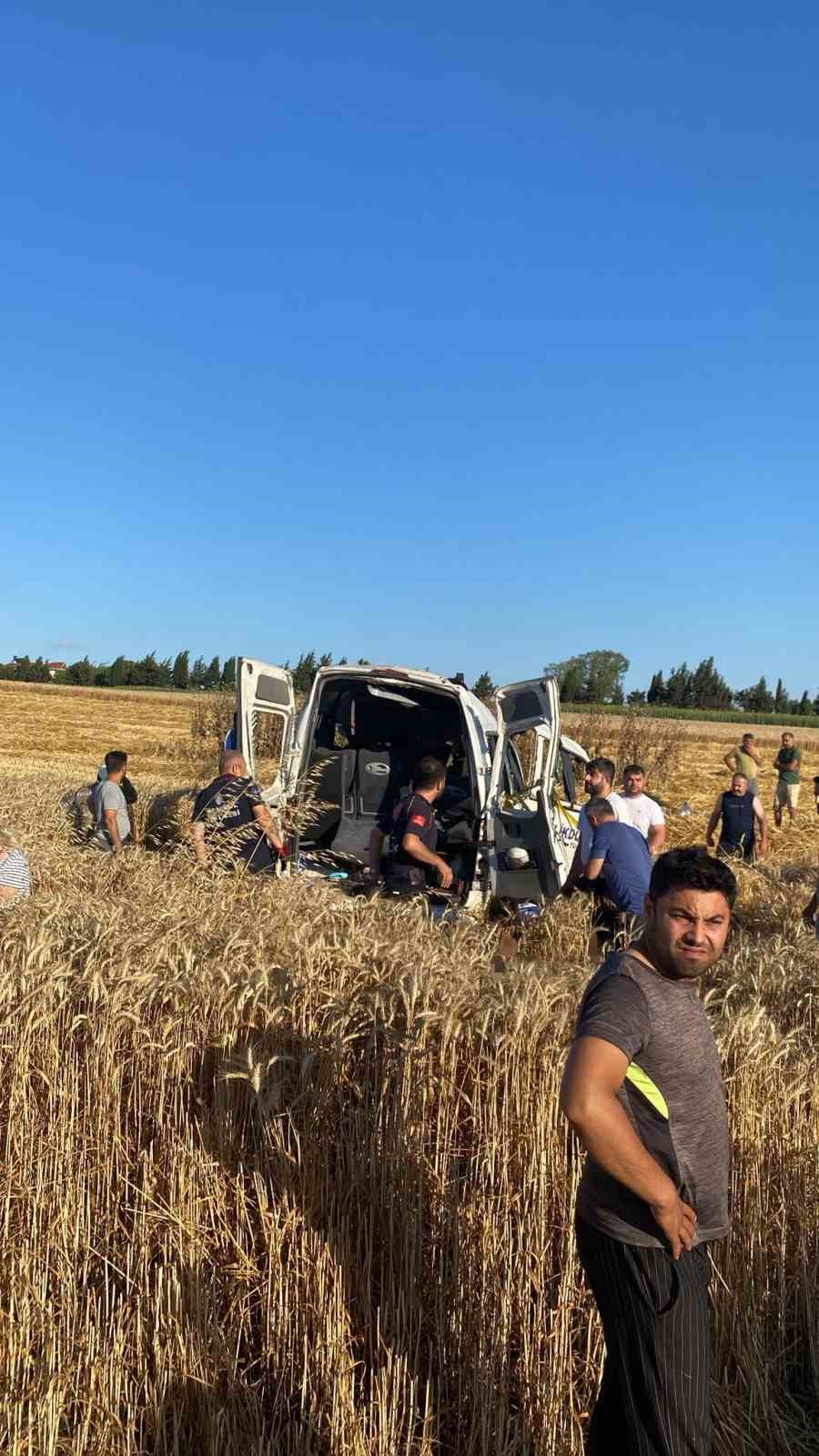 silivride minibus tarlaya uctu 2 olu 10 yarali 1 cSSVZdbl