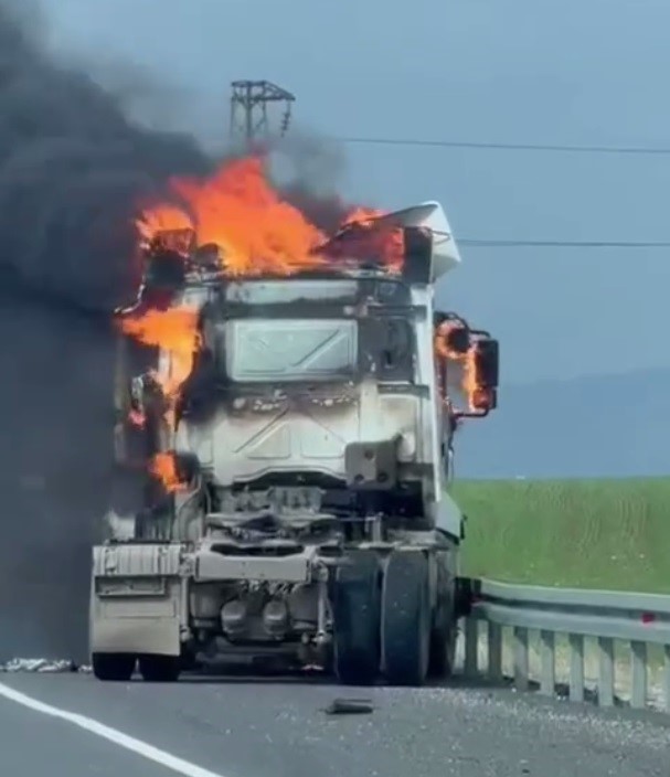 Silopi’de alev alev yanan tır kullanılmaz hale geldi 4 silopide alev alev yanan tir kullanilmaz hale geldi 0 8GcPefZe