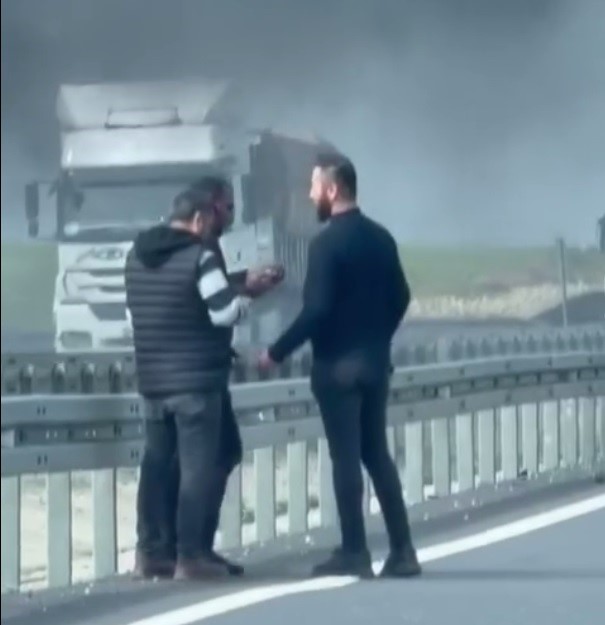 Silopi’de alev alev yanan tır kullanılmaz hale geldi 5 silopide alev alev yanan tir kullanilmaz hale geldi 1 fCvk48KO