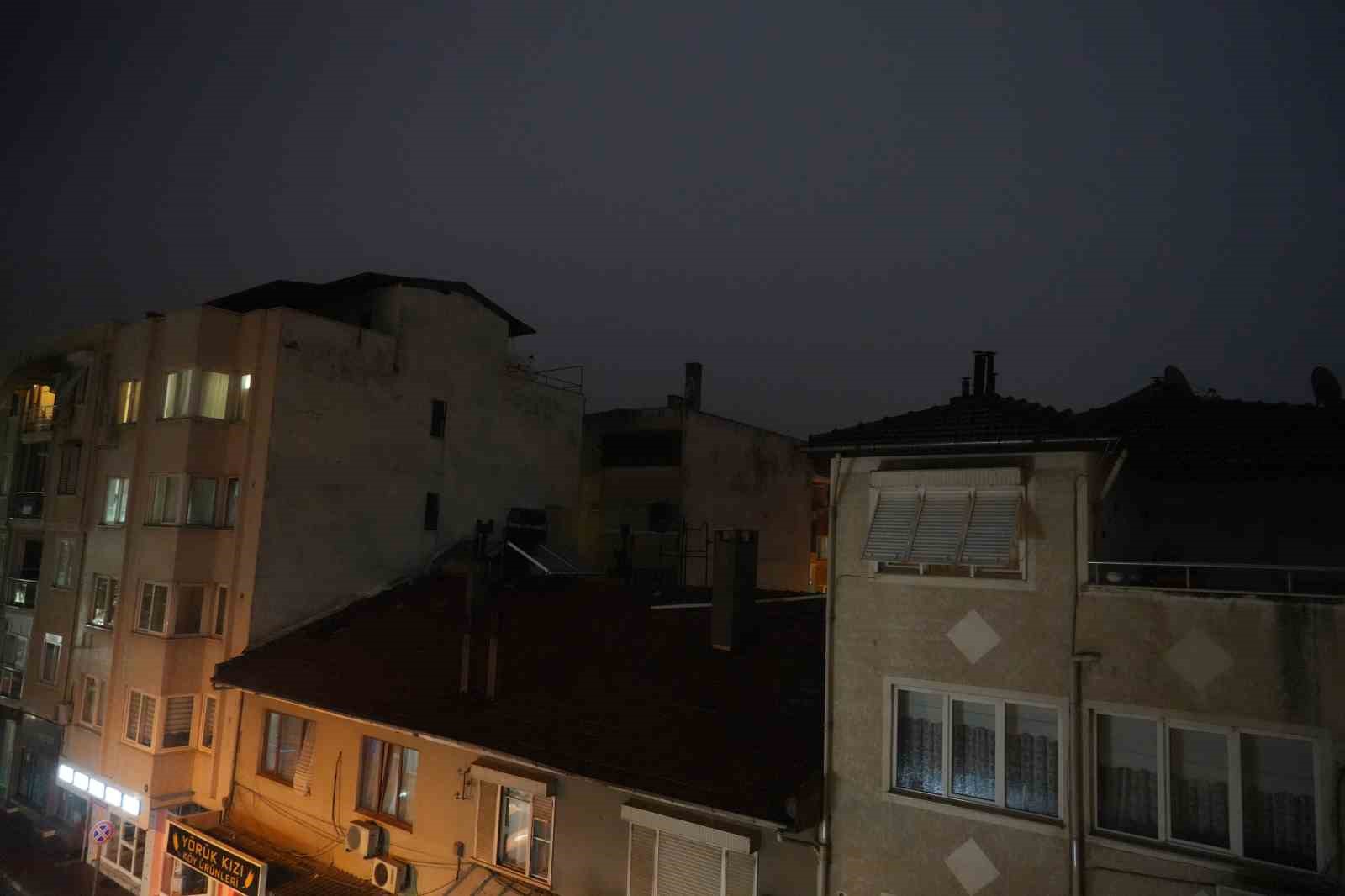 simsekler geceyi aydinlatti ardindan yasanan deprem ise korkuttu 3 9LWLtdRG
