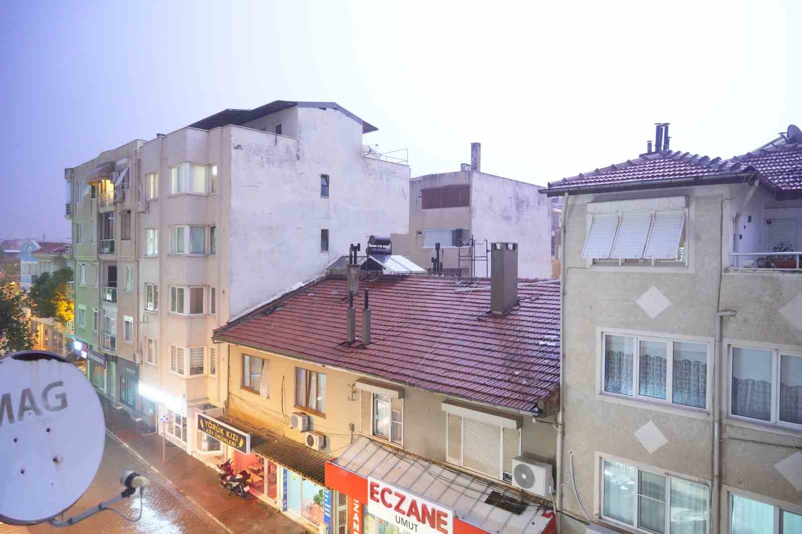 simsekler geceyi aydinlatti ardindan yasanan deprem ise korkuttu 4 smvzpcpD