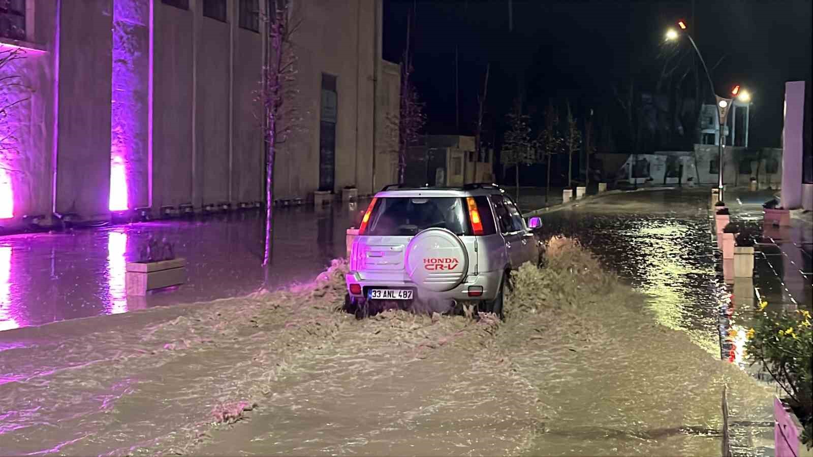 simseklerin geceyi aydinlattigi hatayda dolu yagisi yollari gole cevirdi 1 wAKCHahn